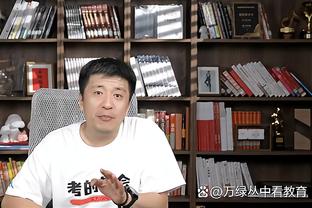 文班亚马今日学习如何打冰球？这一招一式还挺像那么回事儿~